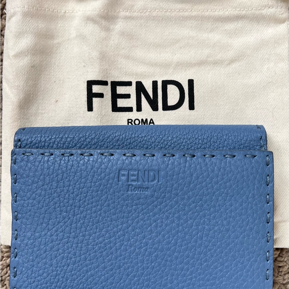 Fendi Selleria Peekaboo Medium wallet with oversized topstitching – Blue leather